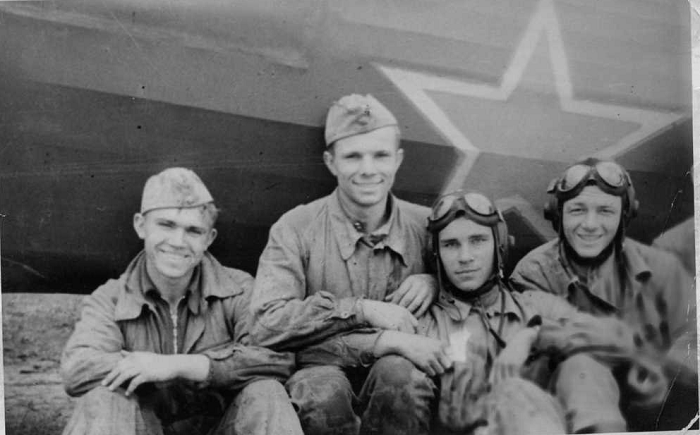 Курсант Гагарин с товарищами