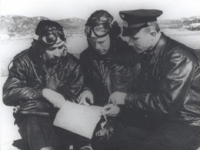 ЮрийГагарин с двумя летчиками. 1959 год