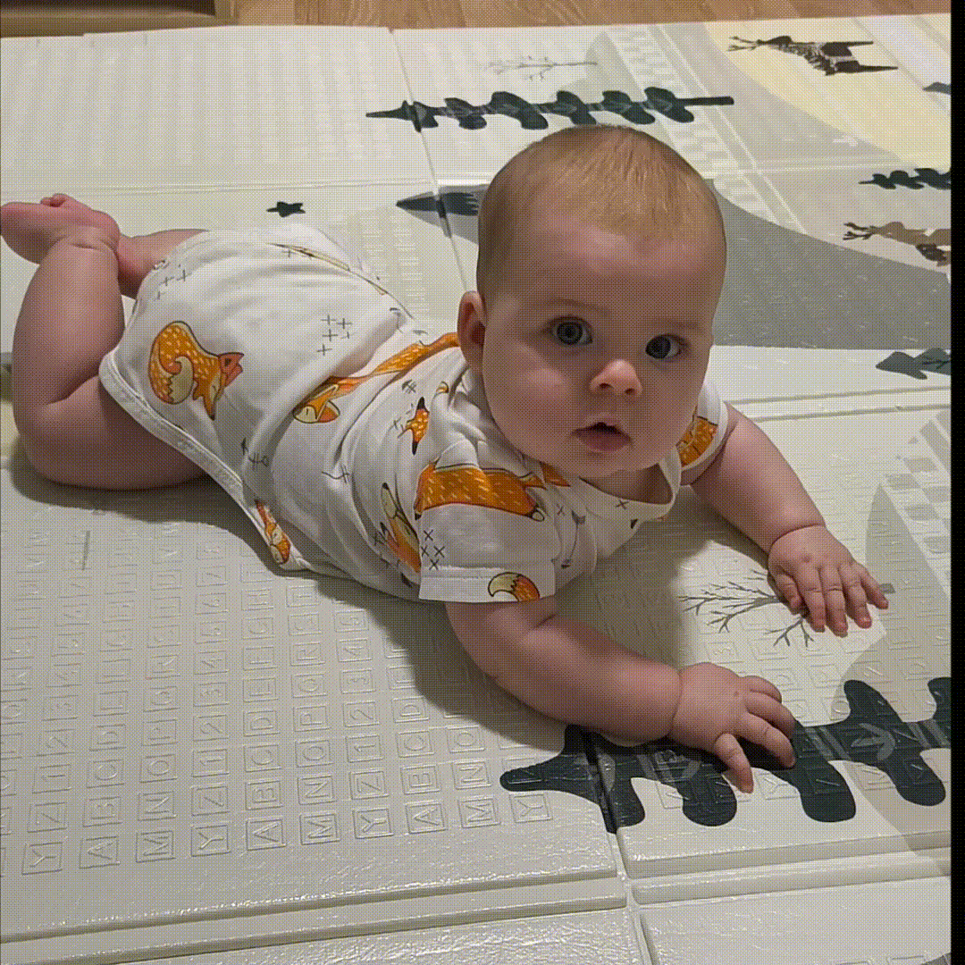 Научилась делать гифки, чтобы показать вам, что малышка не лежит кабачком, а старается активничать