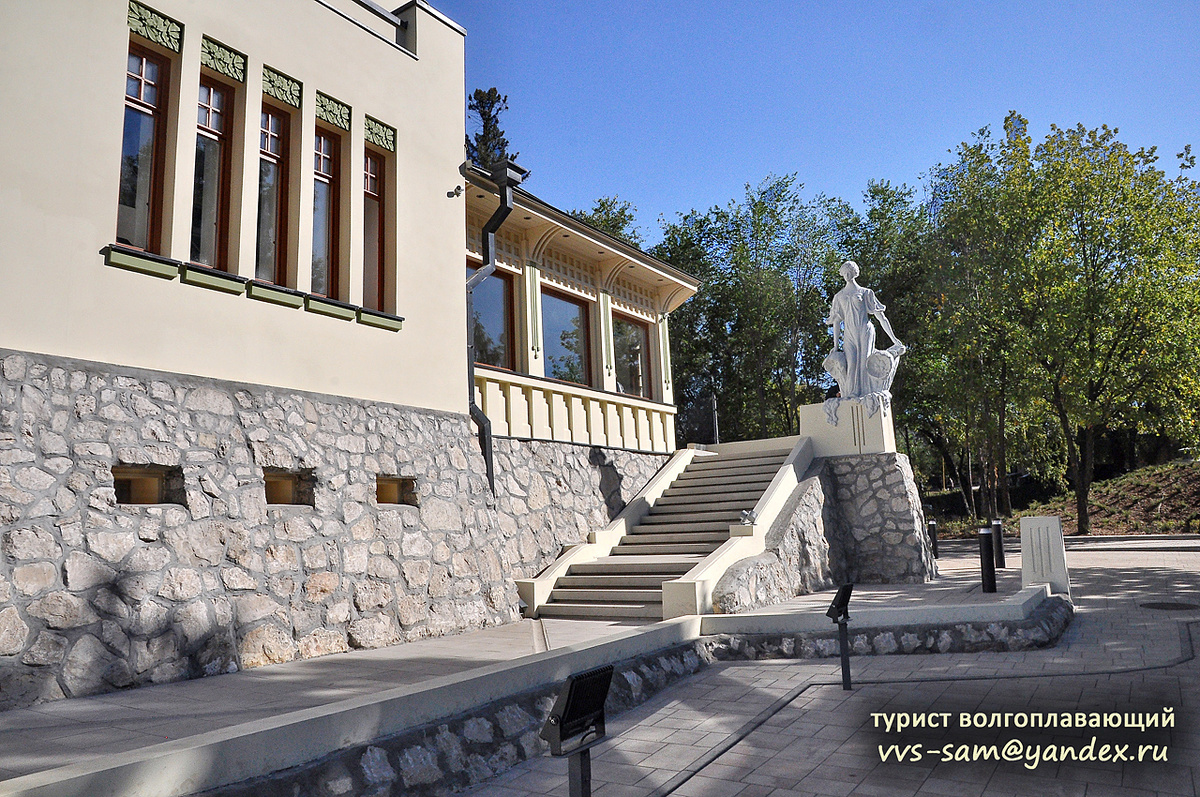 Лестница, ведущая к входу в дом. Фото 27.09.2024.