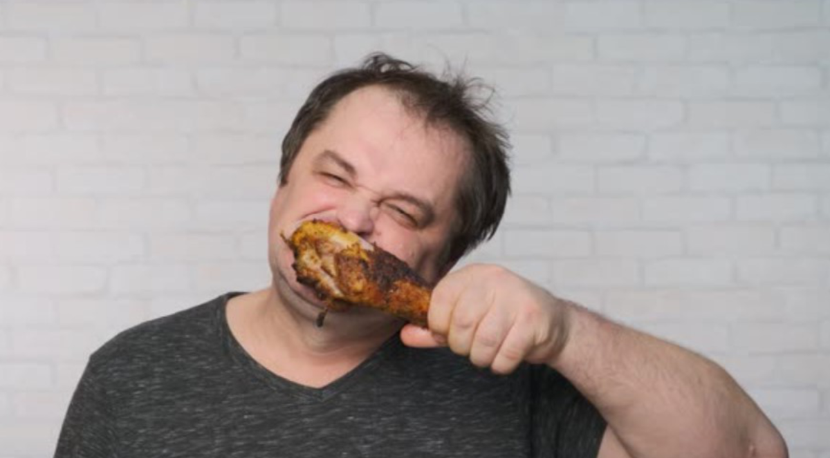 Добавьте сюда неправильное питание, горячительные напитки, недостаток воды - и получите коктейль, который не спасёт никакой парфюм.