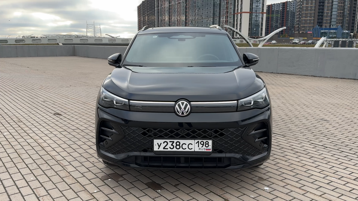Volkswagen Tiguan L Pro спереди