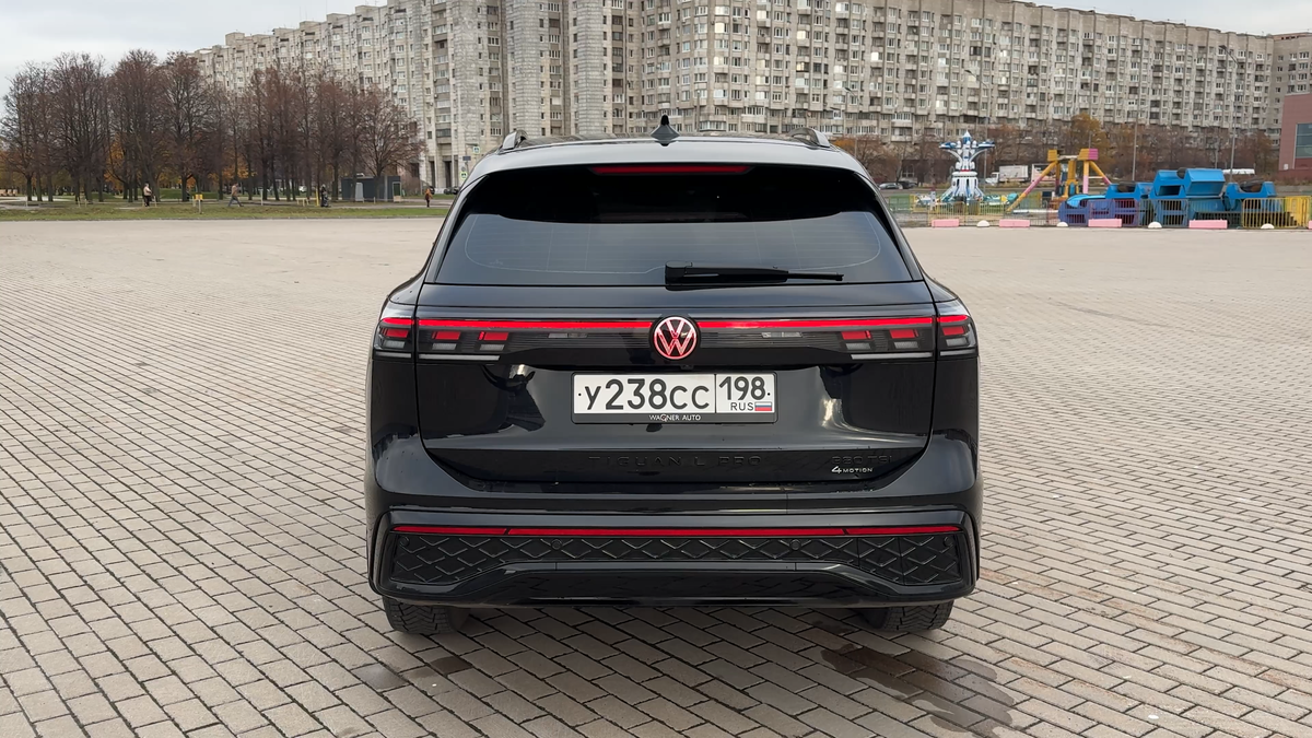 Volkswagen Tiguan L Pro сзади