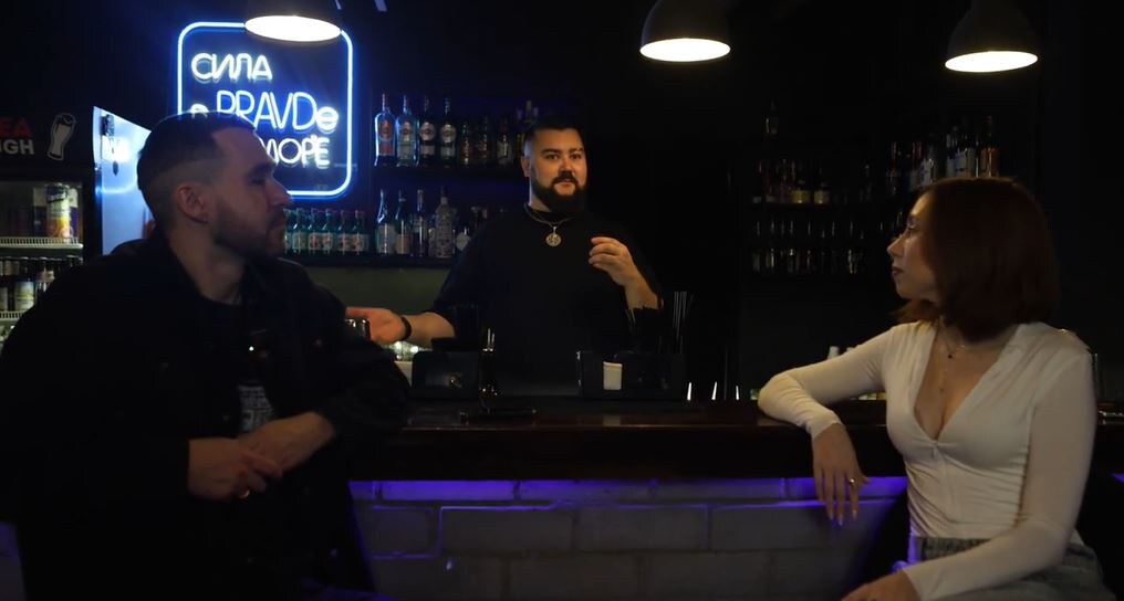 заходят в бар трое: Артем, Константин и Юлия