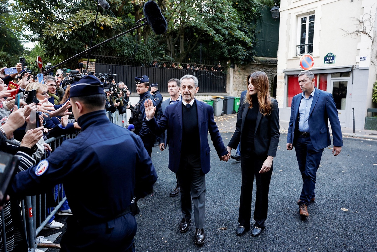  В тюрьму Саркози провожала его жена Карла Бруни. Стороники бывшего президента устроили ему овацию./REUTERS