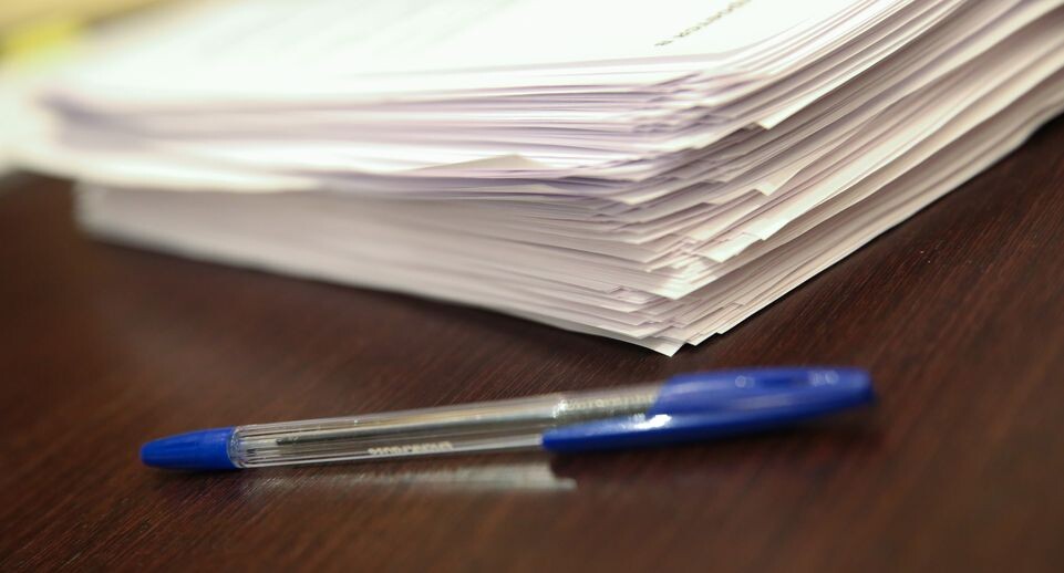    Стопка бумаг и ручка / Медиасток.рф