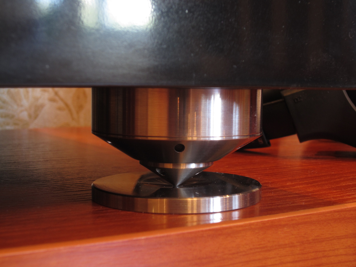 Постановка проигрывателя виниловых дисков на регулируемые по высоте шипы