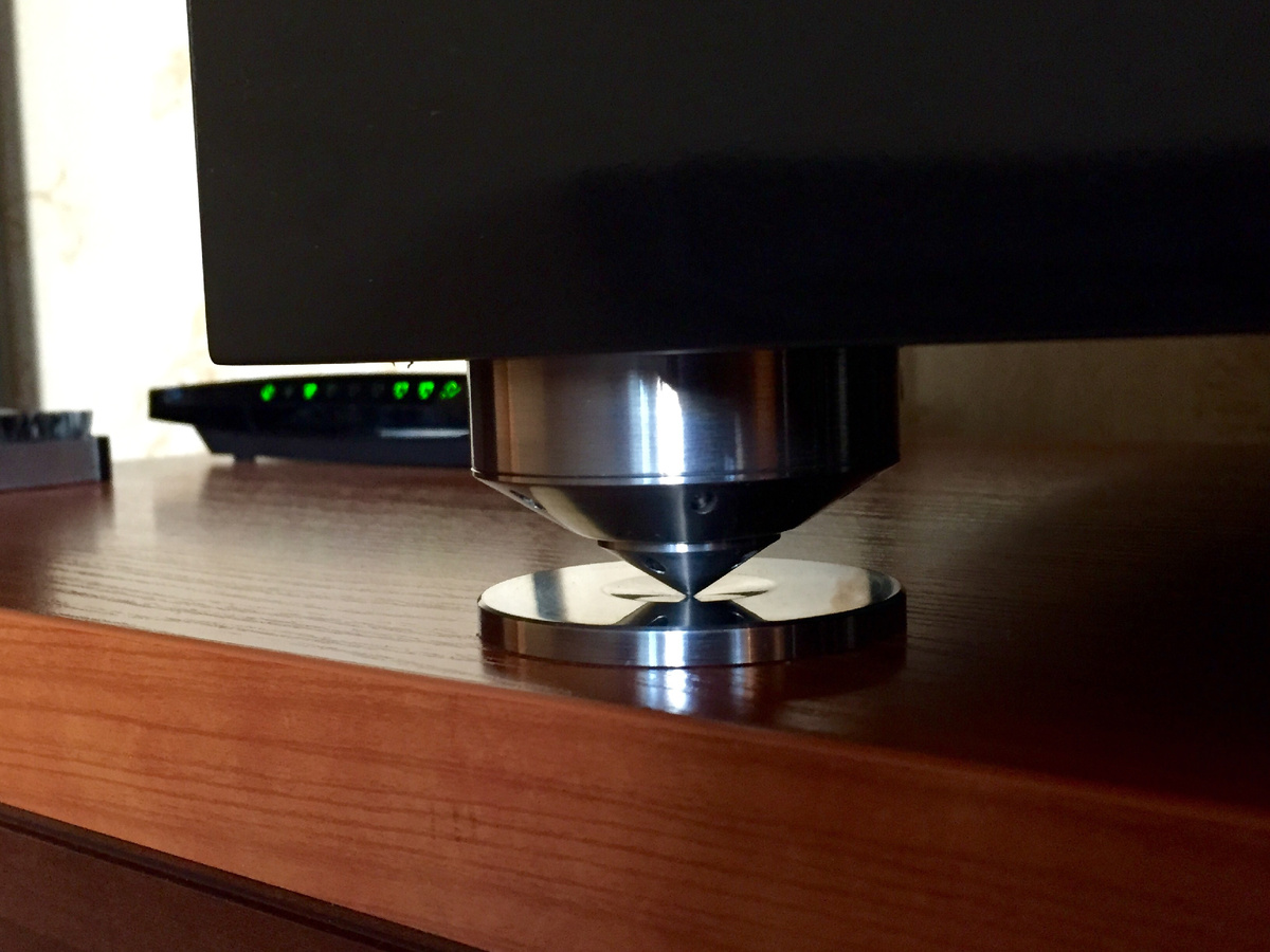 Постановка проигрывателя виниловых дисков на регулируемые по высоте шипы