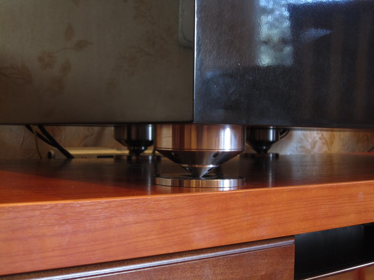 Постановка проигрывателя виниловых дисков на регулируемые по высоте шипы