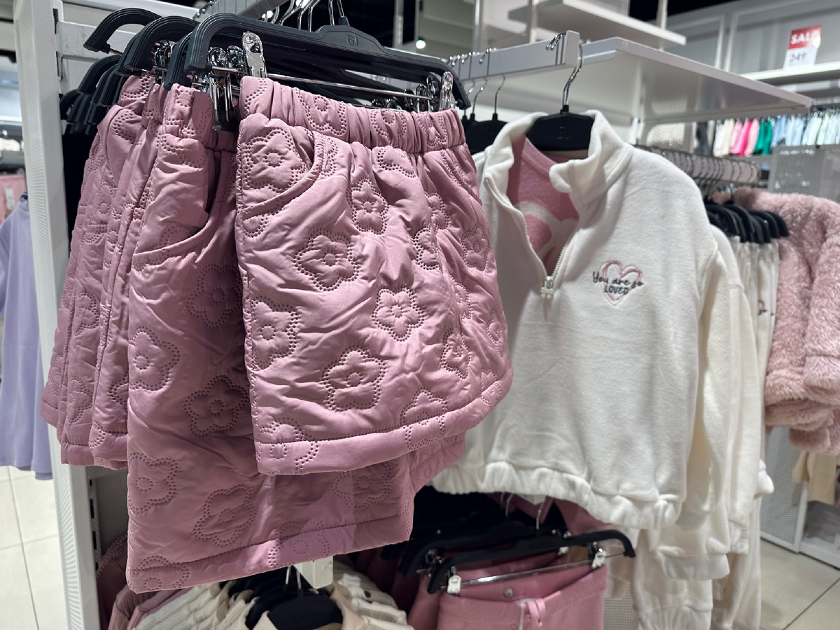 В мою юность были популярны такие утепленные юбки. А вот куда носить их малышам - не поняла назначения 🤔 В сад или на кружки - жарко, на улицу - холодно.