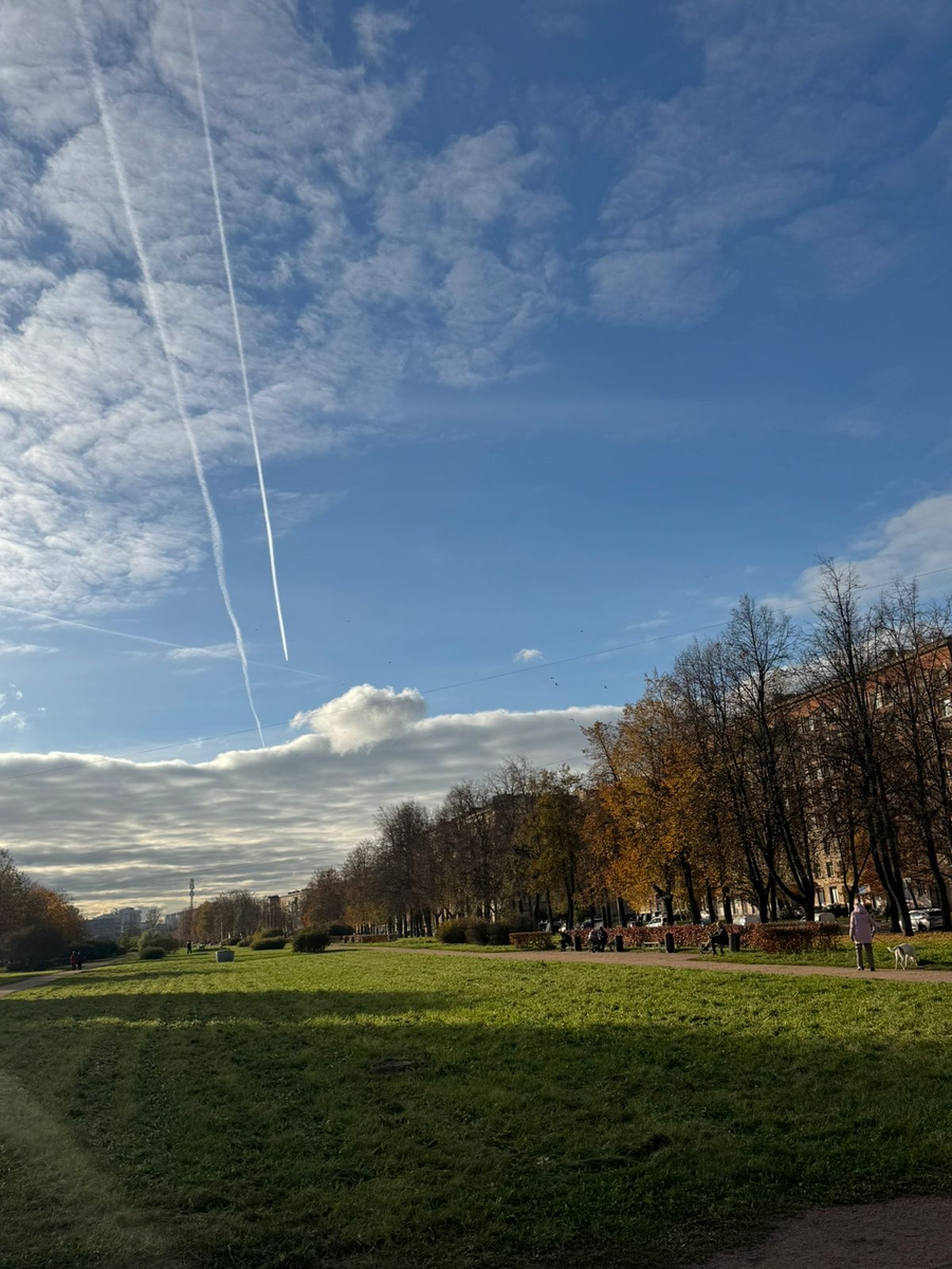 почти параллельно