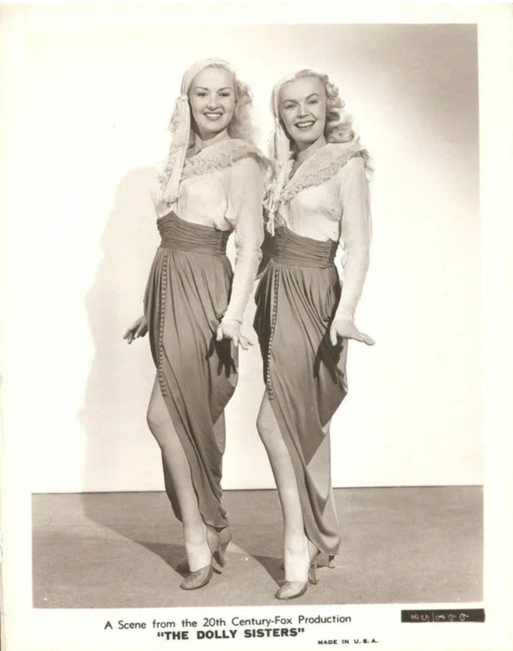 Бетти Грейбл и Джун Хэвер в фильме "Сестрички Долли", 1945 год