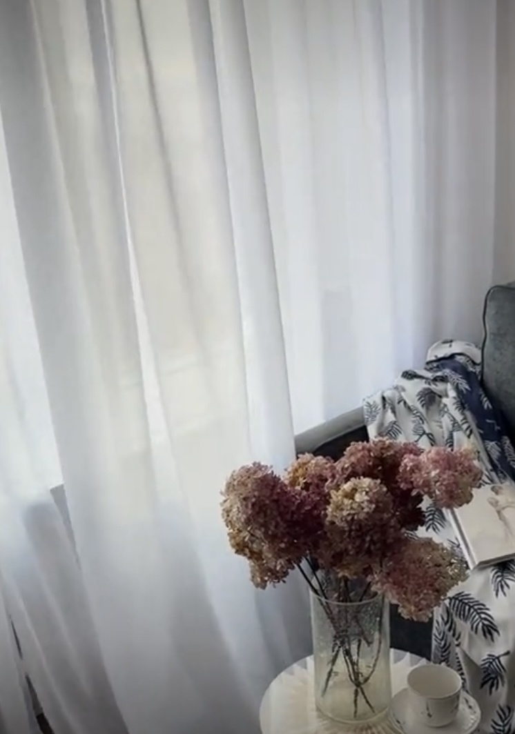 Мой современный тюль лёгкий и струящийся, совсем не похож на «бабушкин» вариант с тяжёлыми складками. Он добавляет лёгкости и воздуха в комнату, делая интерьер визуально просторнее и приятнее.