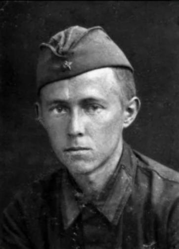 А. И. Солженицын в военной форме старого образца. Скорее всего, тут он рядовой-ездовой. Изображение из открытых источников