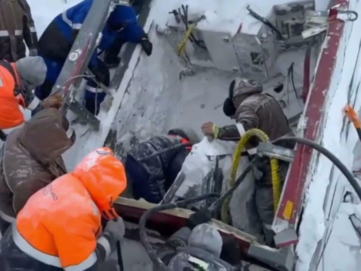    Эвакуация геолога, который провел ночь под сошедшей лавиной на Камчатке© МЧС РФ