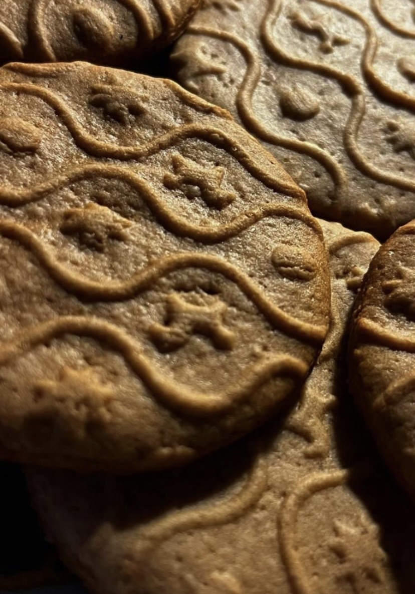 Работать с такой скалкой — настоящее удовольствие. Тесто становится мягким, лёгким, а отпечатки лошадок словно взлетают с поверхности. Каждый прокат — маленькое чувство полета, лёгкости и предвкушения праздника.