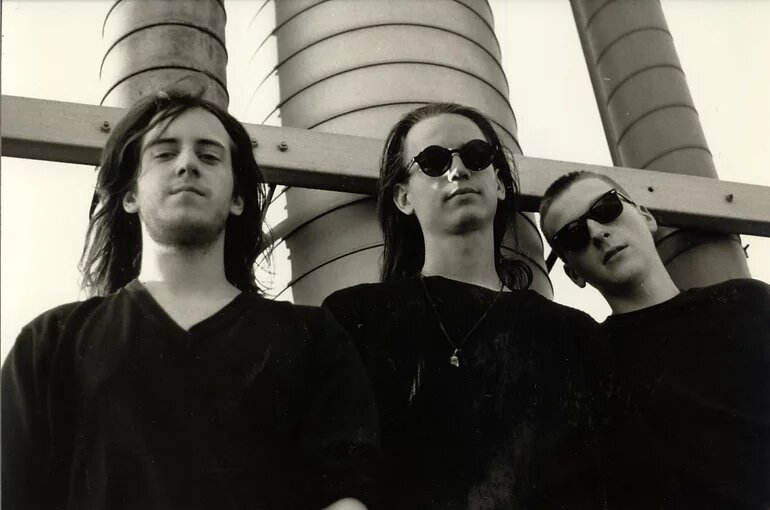 Слева направо: Энди Кокрейн (бас, вокал), Скотт Киль (ударные), Джастин Броадрик (гитара).