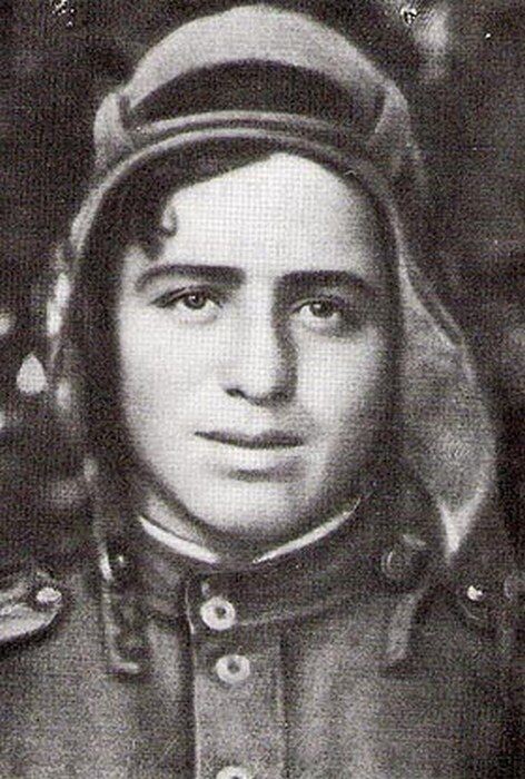 Фото сделанно когда ему было 18 лет.