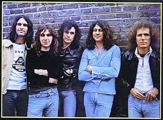 Музыканты группы Ian Gillan Band, записавшие в 1976 году альбом "Clear Air Turbulence". Слева направо - Джон Густафсон (бас-гитара), Колин Таунс (клавишные, флейты. композитор), Марк Наусиф (барабаны), Иэн Гиллан, Рой Фенвик (гитара) 