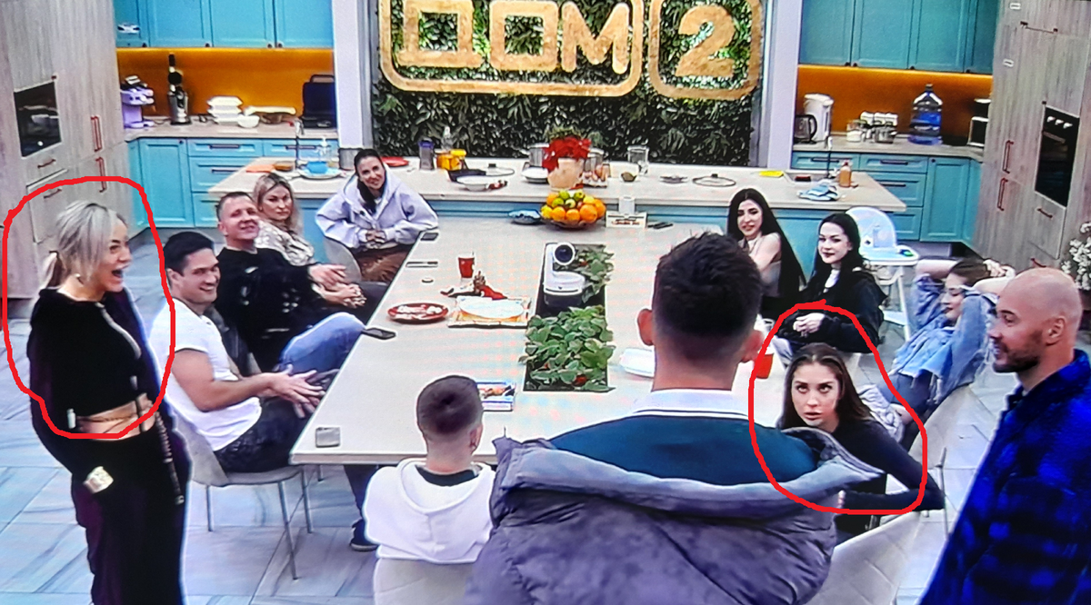 тот самый момент, когда Игорёша пошутил (фото из эфира на «Okko»)