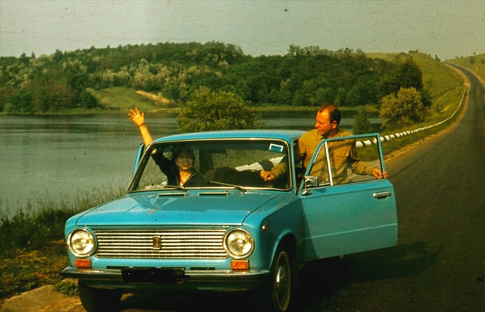 Во время трения кузов накапливал статику.