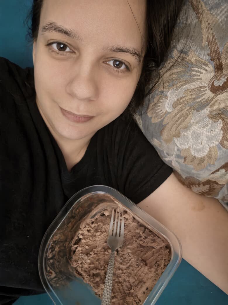 Поедание всего подряд лежа на диване - моё стандартное состояние последние недели.