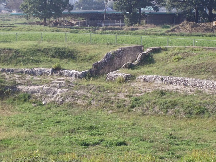 Остатки реального вомитория - коридора в амфитеатре, современный вид.