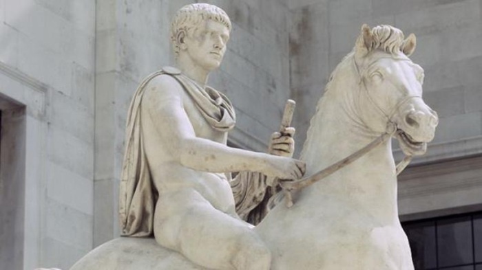 Сегодня историки считают, что источники, повествующие о лошади-сенаторе, были политизированными.