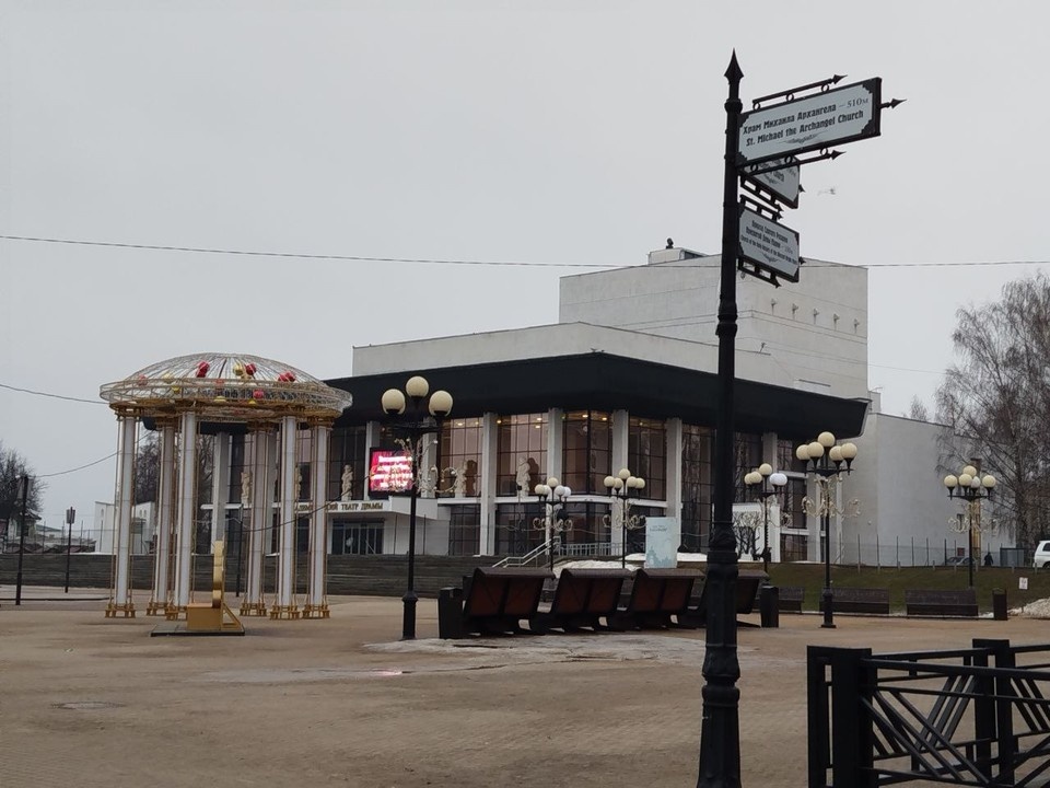    Табличка с указателем на Театральной площади. Алексей КОТМЫШЕВ