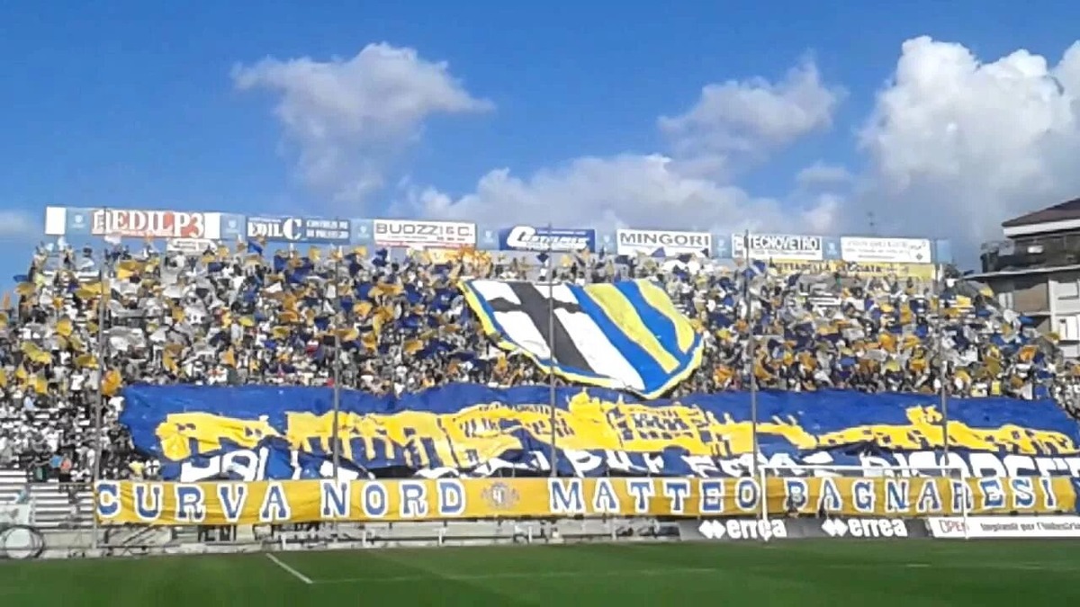 Фанаты «Пармы» обожают эмблему своего клуба и достаточно часто используют её в своих эффектных перформансах на трибунах