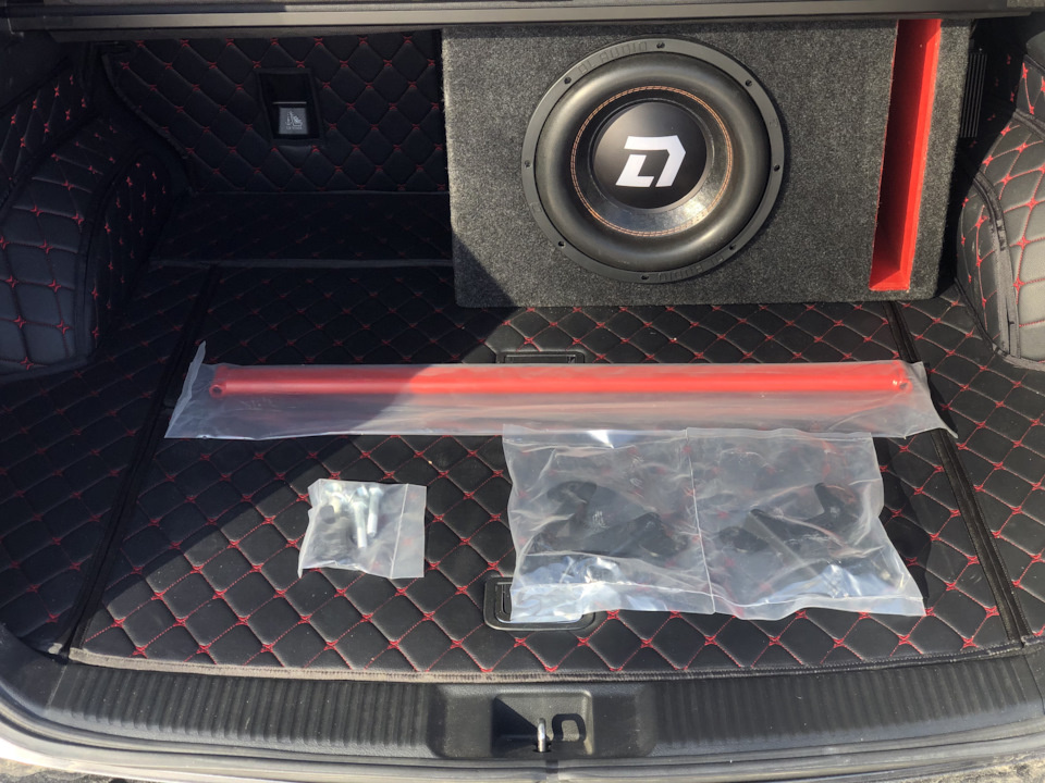 В наборе: штанга, болты, крепления, язычки. Все как надо