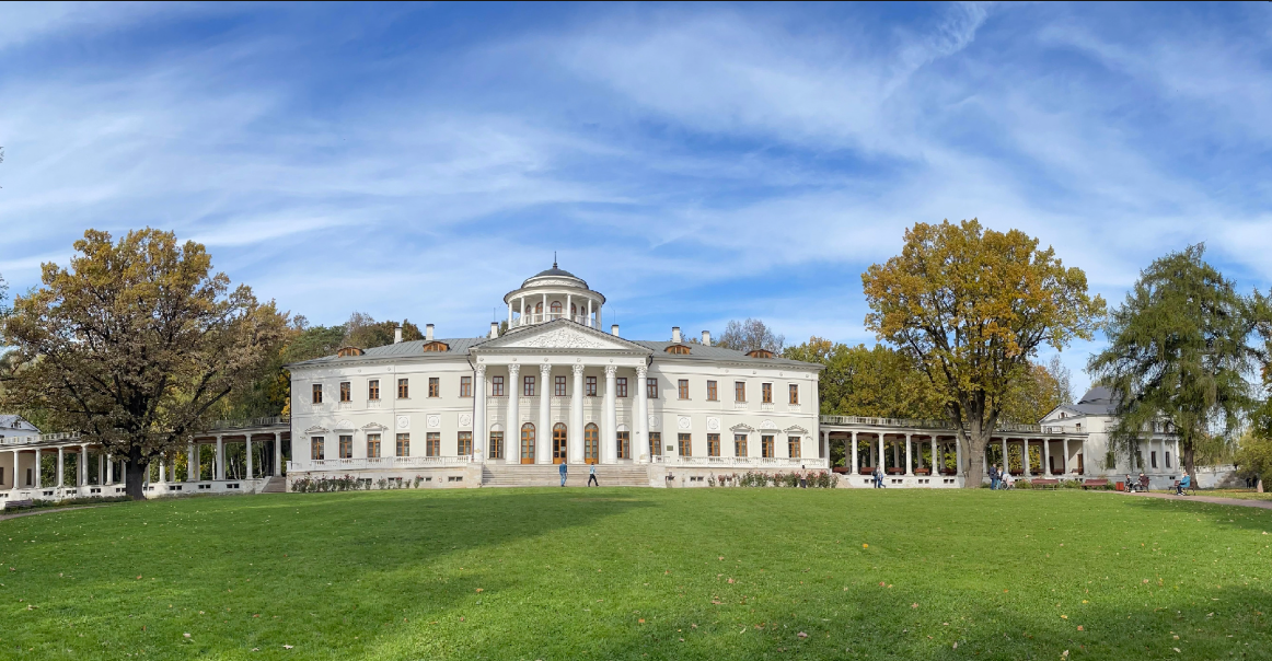 Усадебный дом, два дуба и лиственница