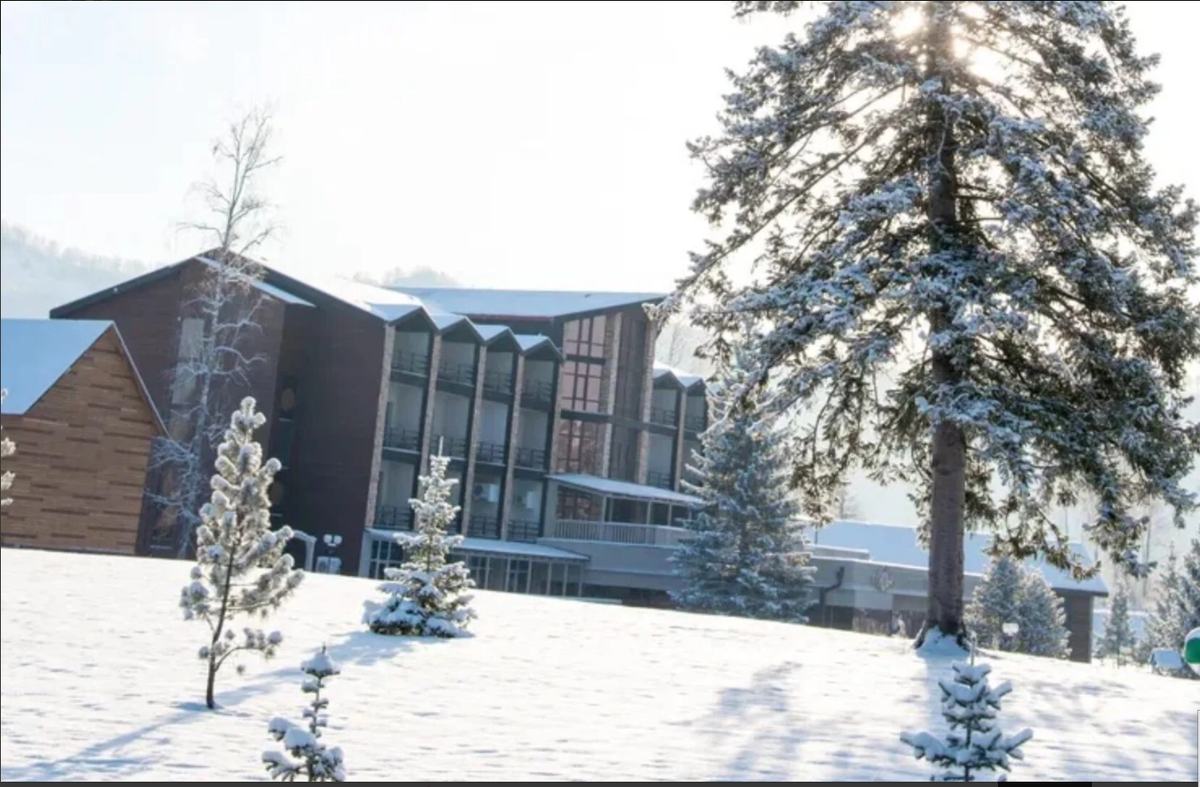 Горячие источники, красивые виды на Байкал – всё есть в парке-отеле Ая