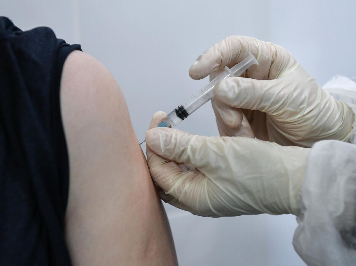    Пациент во время прививки вакциной "Гам-Ковид-Вак" ("Спутник V") от COVID-19 в 7-й городской поликлинике Симферополя© РИА Новости / Константин Михальчевский