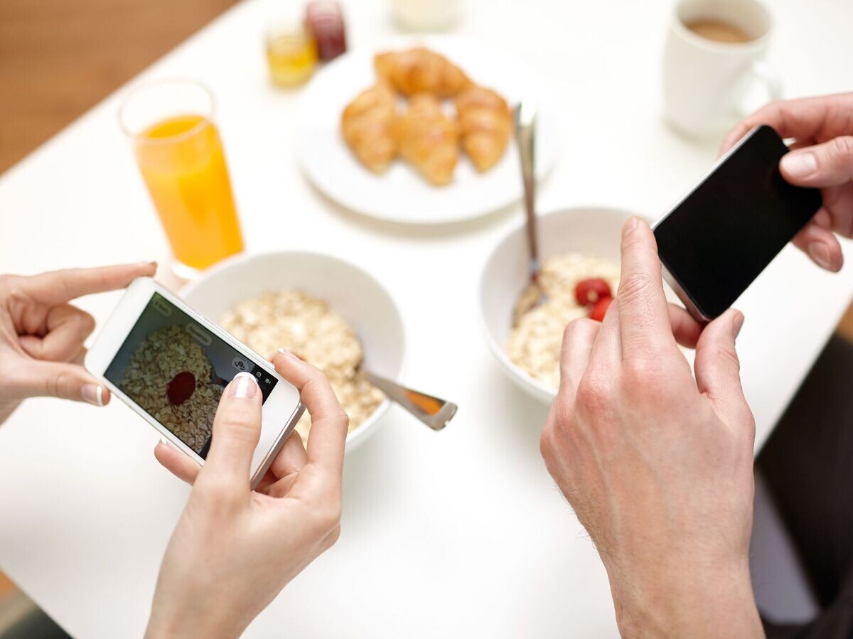    Фотографирование еды на телефон© Depositphotos.com / lev dolgachov