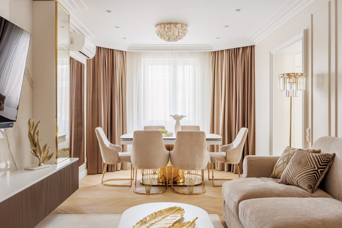 Золотистые металлические каркасы мебели и светильников