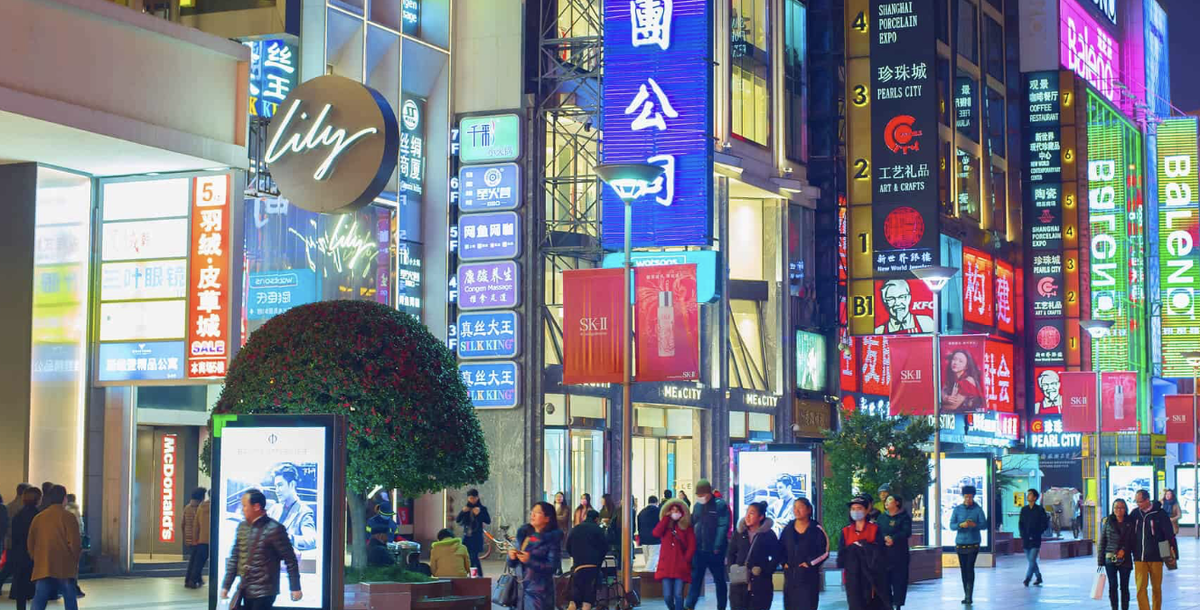 Изначально это был просто повод для студентов-одиночек собраться и повеселиться