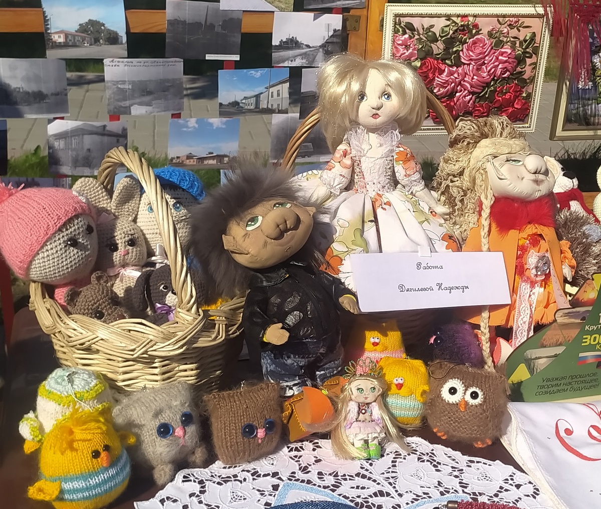 Зайки крючком не мои, просто стол на выставке был общим!