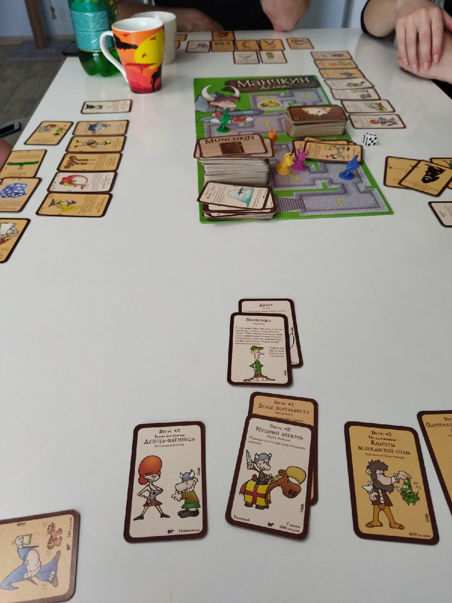 А так выглядит обычная партия в Манчкин. Уютно и просто