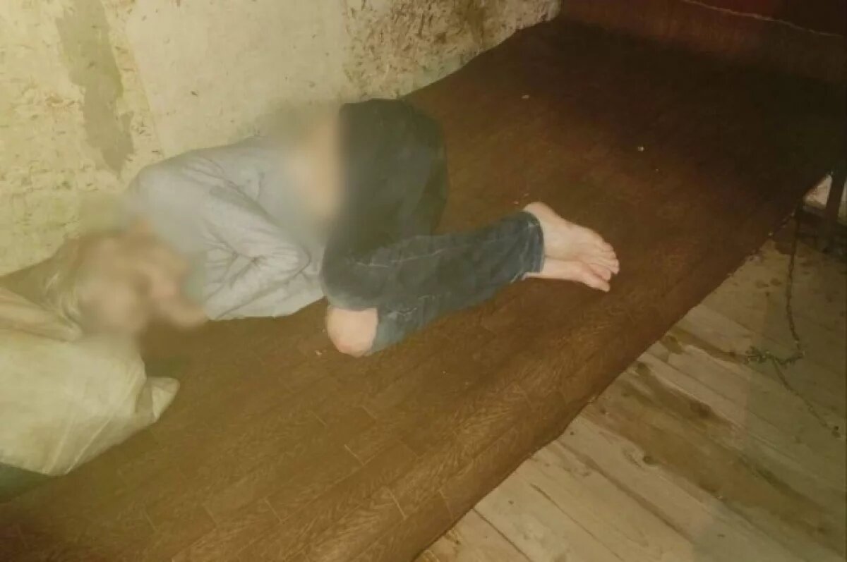    Под Вологдой, явившиеся в многодетную семью с проверкой, сотрудники органов опеки обнаружили прикованную родственниками к кровати 65-летнюю женщину.