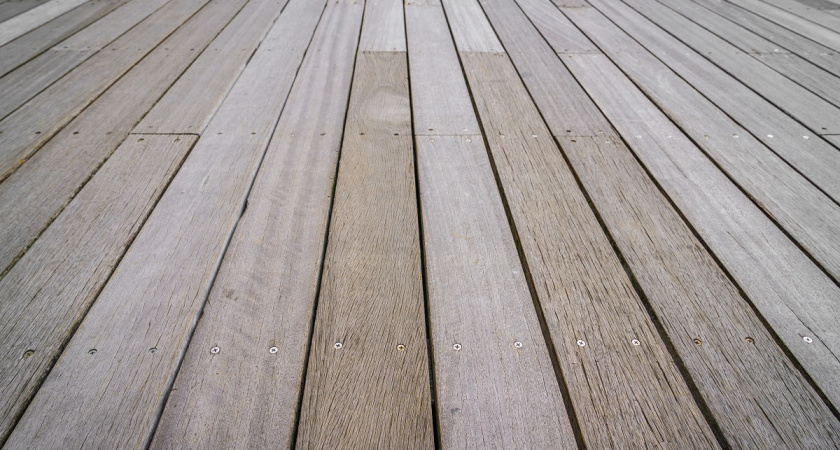    Ламинат уже прошлый век: бюджетная замена досок – стелим всего в один слой, а пол теплющий