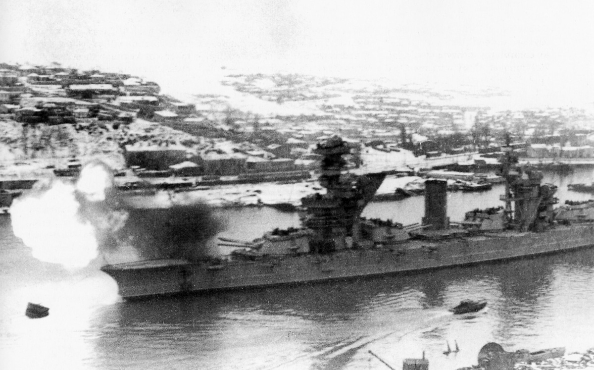 Линкор «Парижская коммуна» ведет огонь по немецким позициям из Южной бухты
Севастополя