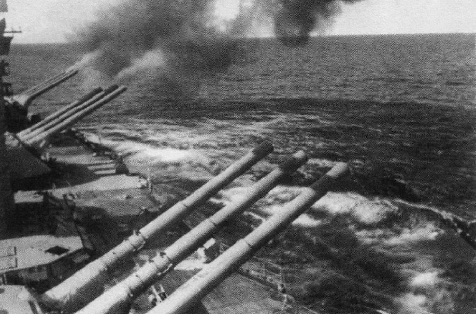 Орудия «Парижской коммуны» ведут огонь по немецким позициям