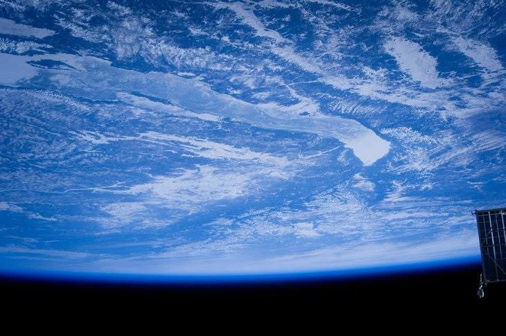 Снимок Байкала, полученный в космосе космонавтом Антоном Шкаплеровым и быстро отпраленный на Землю благодаря цифровым технологиям. В своем телеграм-канале он называет Байкал сапфиром. А в принципе, публикует фото нашей жемчужины из космического пространства не первый раз. В предыдущий - в 2015-м году. И все это позволяет сделать наука. 