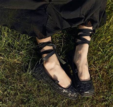    Фото предоставлено компанией If ю like: Главный продукт бренда If ю like — кожаные лапти в современной интерпретации