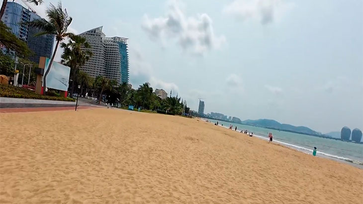 Пляж Санья Бэй.