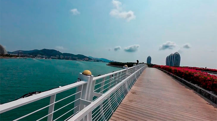 Мост на остров Феникс.