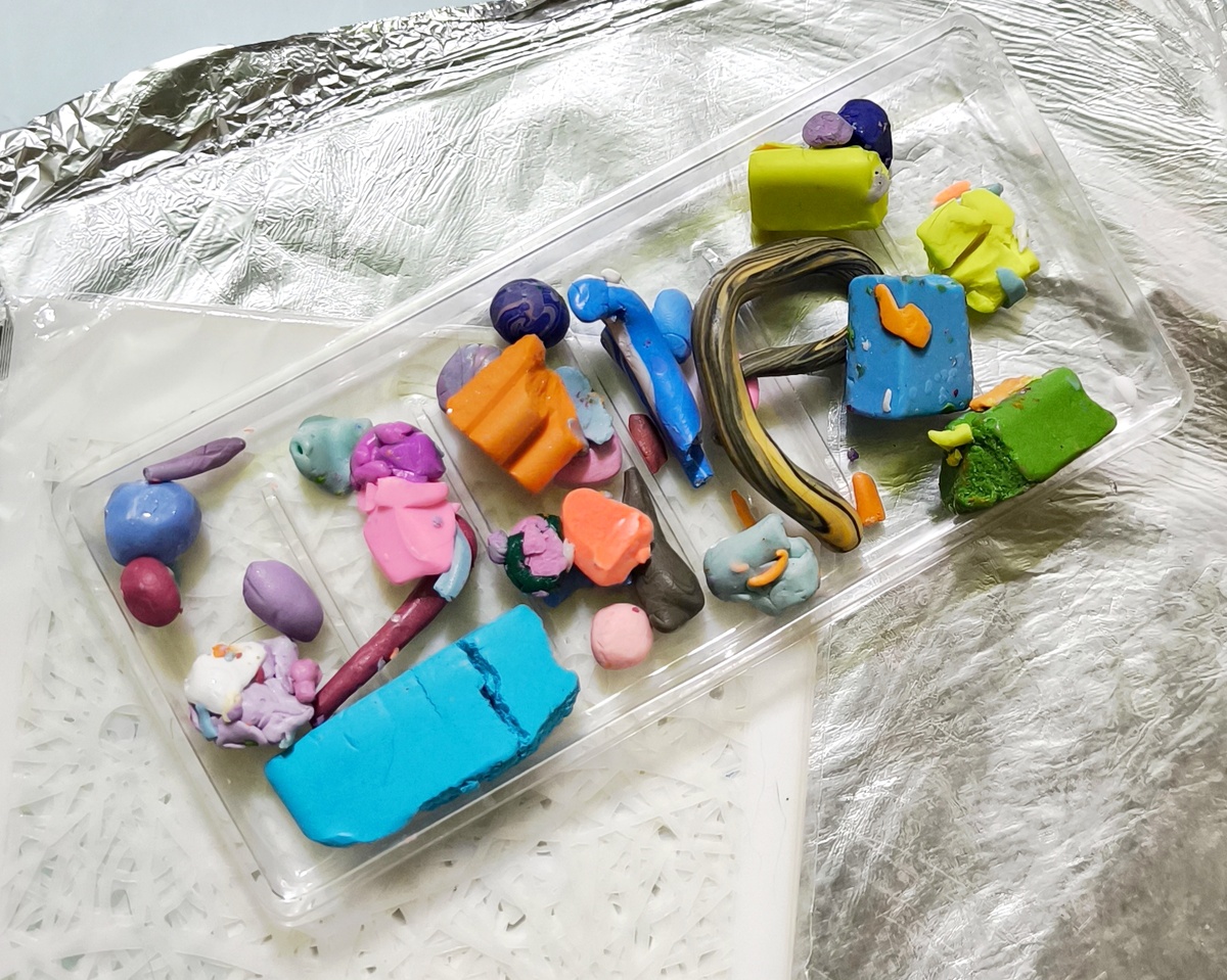 Мои остатки глины. Собираю даже маленькие кусочки, чтобы дать им шанс стать чем-то прекрасным ❤️