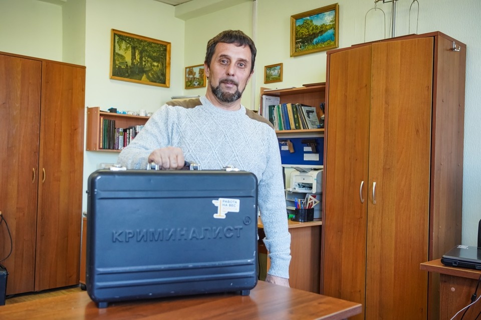    Алексей Семакин работает экспертом-криминалистом около 30 лет. Его опыт помогает раскрывать самые сложные преступления. ИВАНОВА Диана