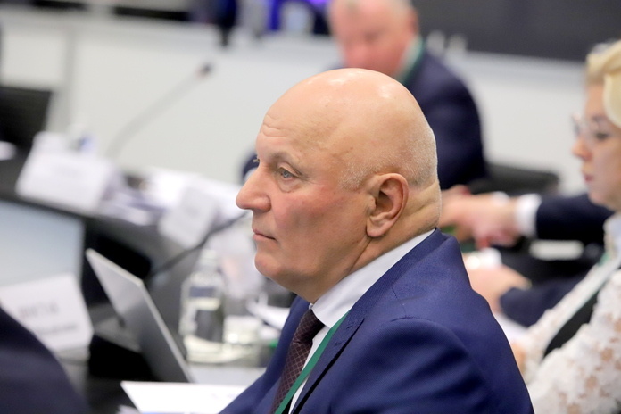    Министр сельского хозяйства и продовольствия Омской области Николай Дрофа выступил с докладом о результатах уборочной кампании в регионе. Фото: Михаил Периков